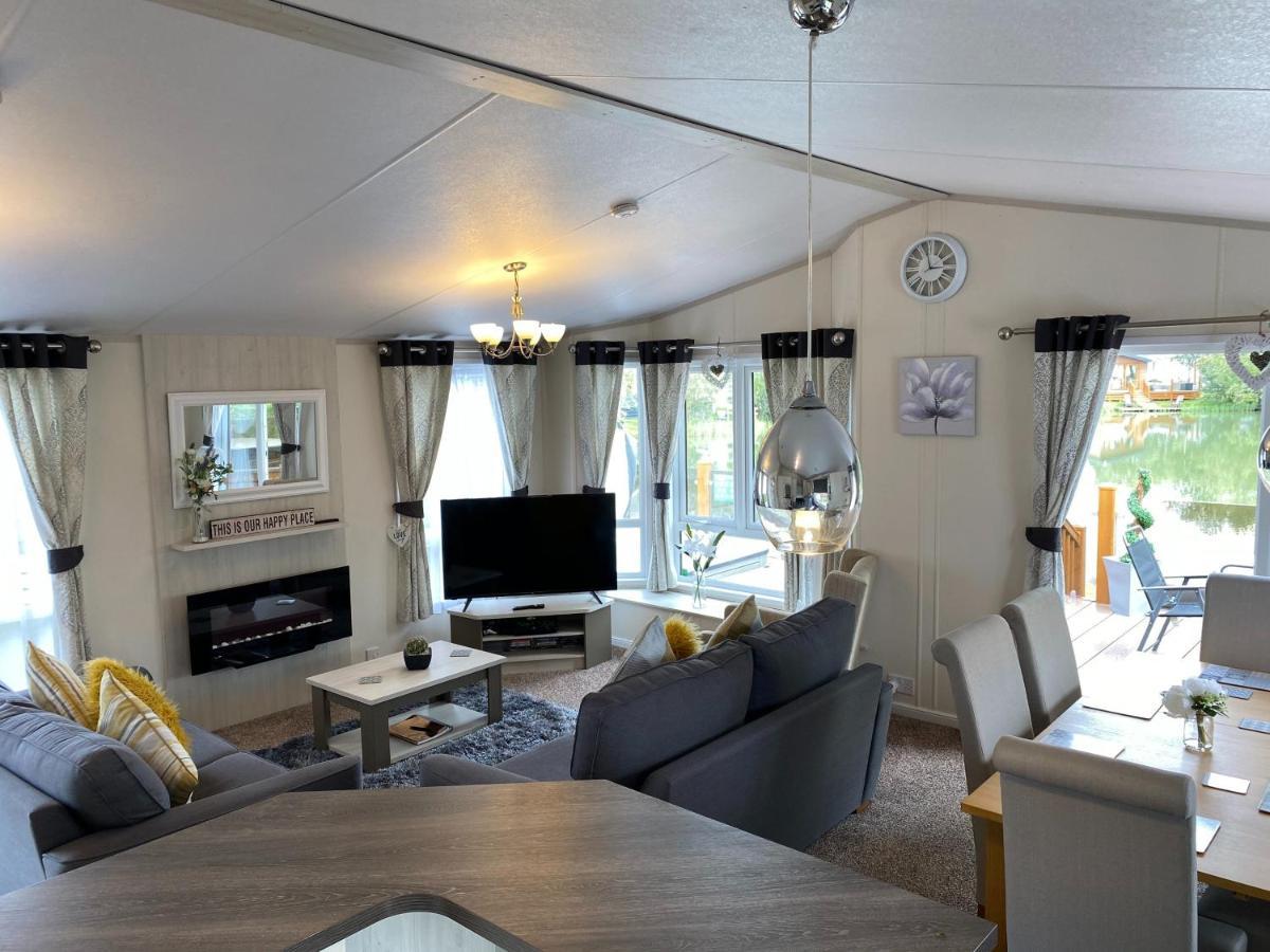 Indulgence Lakeside I2 With Hot Tub, Private Fishing Peg Situated At Lakes Country Park * Tattershall
