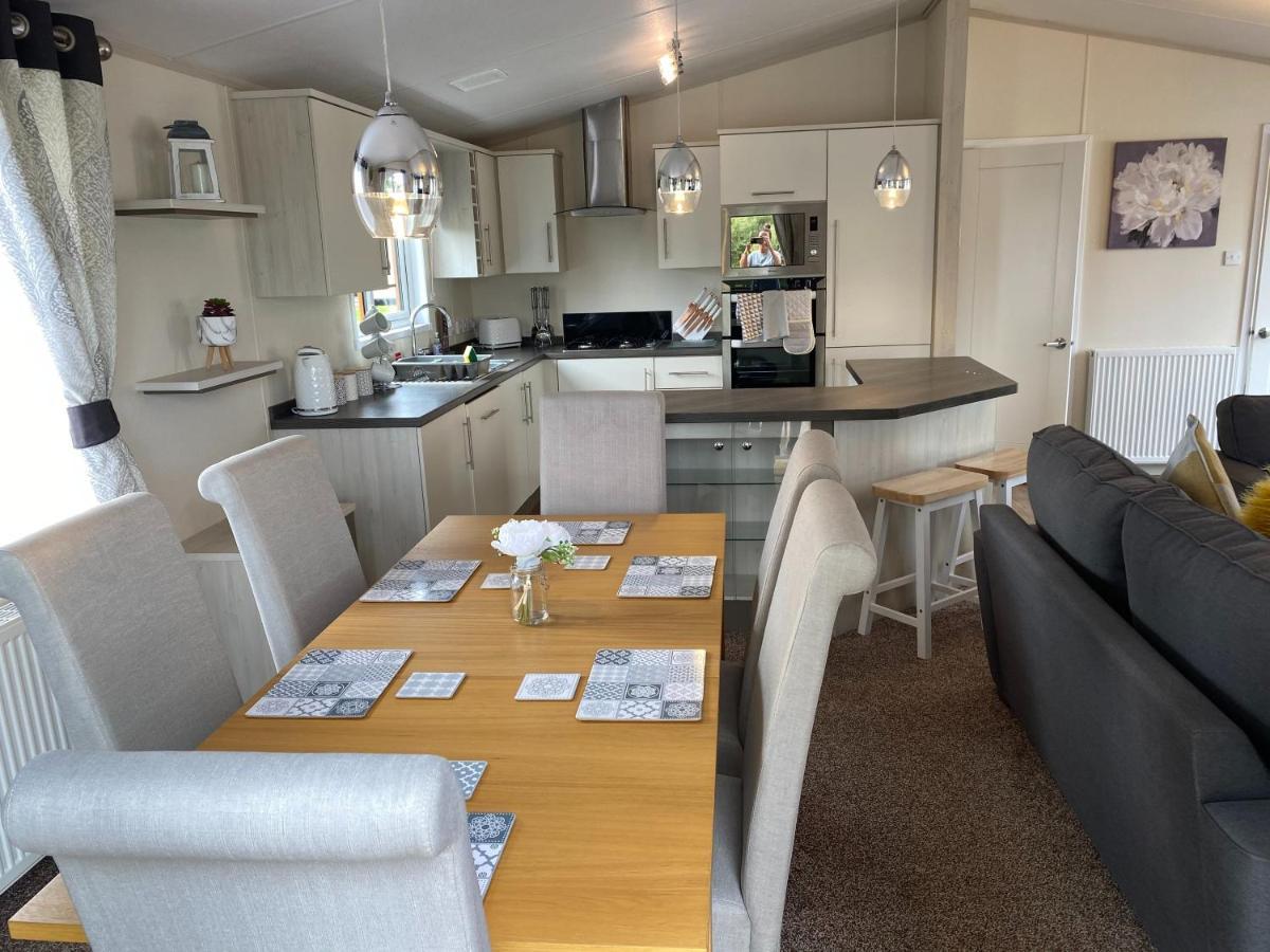 Indulgence Lakeside I2 With Hot Tub, Private Fishing Peg Situated At Lakes Country Park *