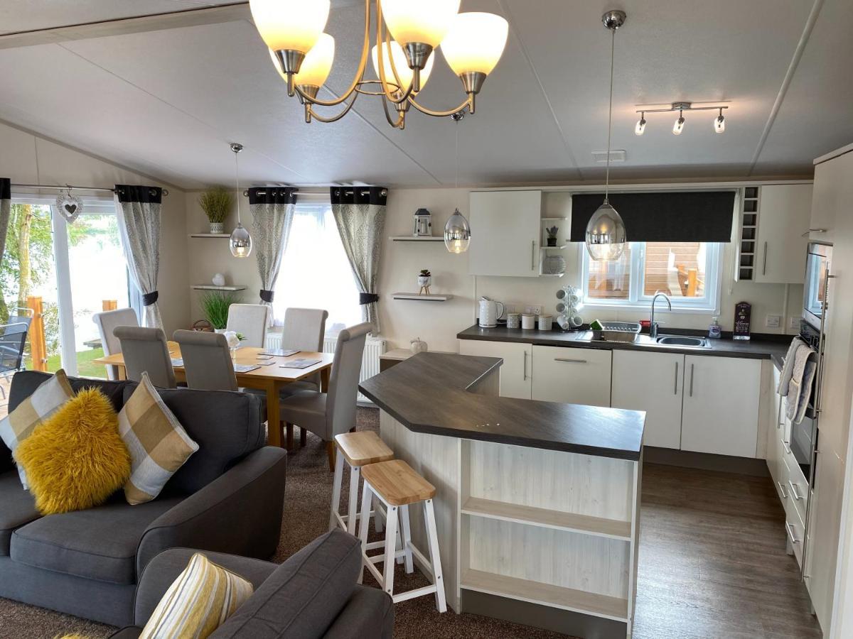 Indulgence Lakeside I2 With Hot Tub, Private Fishing Peg Situated At Lakes Country Park
