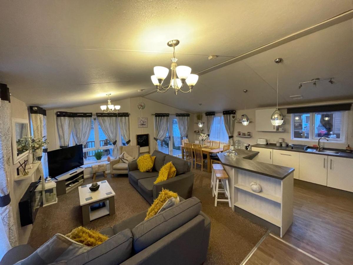 Indulgence Lakeside I2 With Hot Tub, Private Fishing Peg Situated At Lakes Country Park * Tattershall