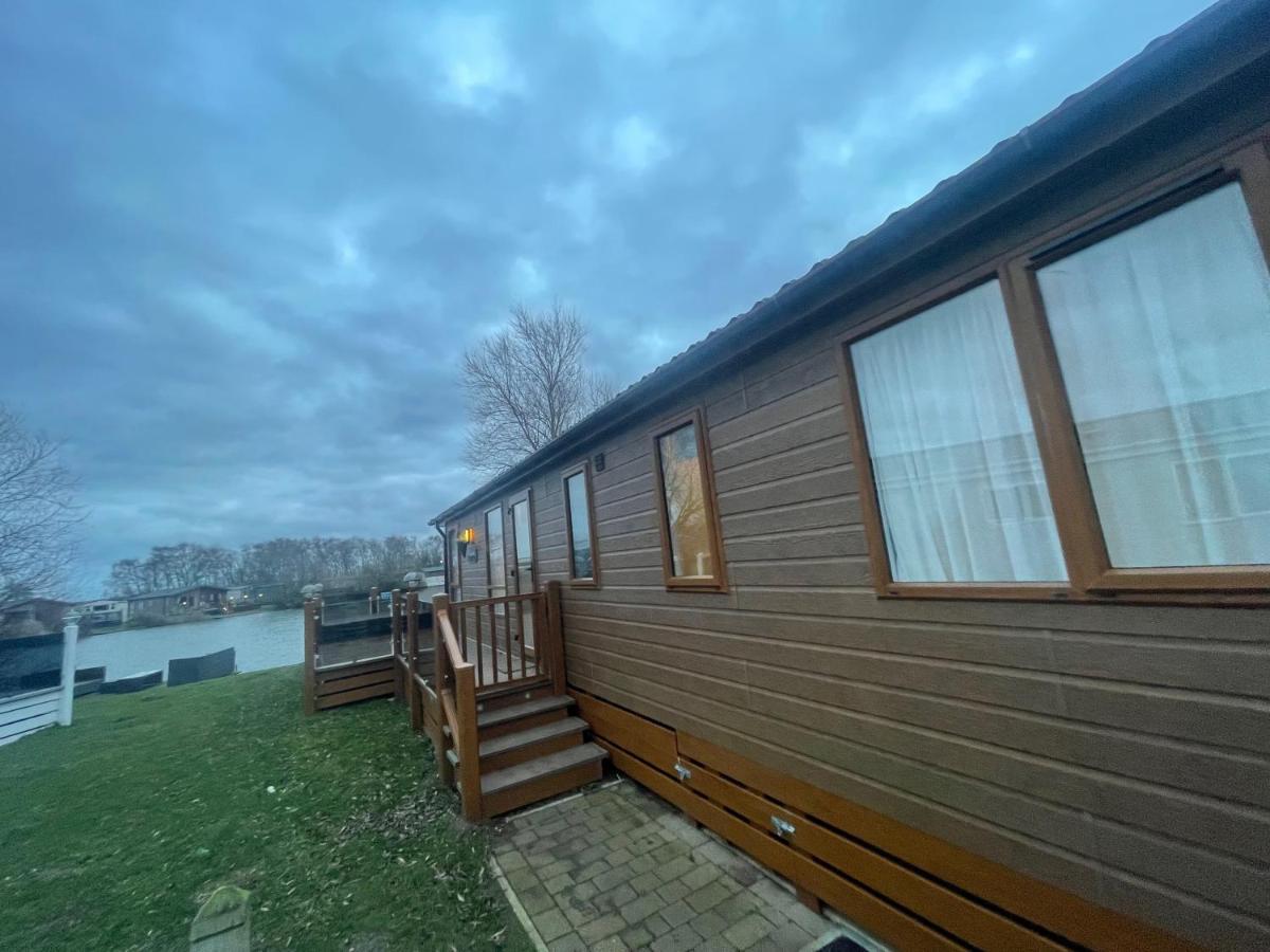 Indulgence Lakeside I2 With Hot Tub, Private Fishing Peg Situated At Lakes Country Park * Tattershall