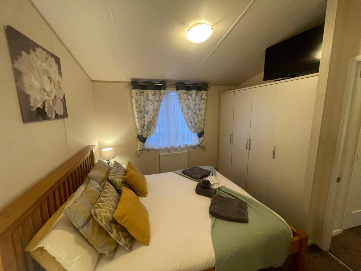 Indulgence Lakeside I2 With Hot Tub, Private Fishing Peg Situated At Lakes Country Park *