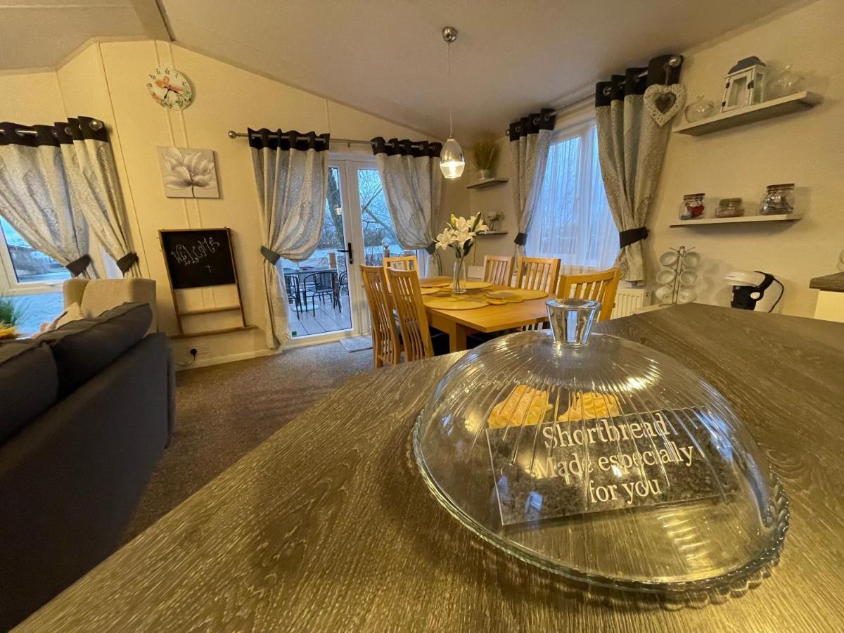 Indulgence Lakeside I2 With Hot Tub, Private Fishing Peg Situated At Lakes Country Park Tattershall
