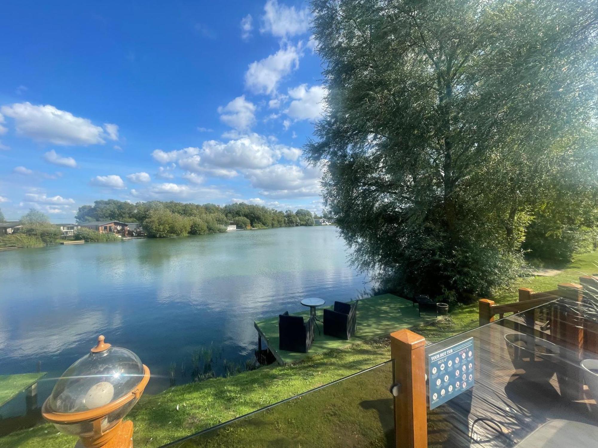 Indulgence Lakeside I2 With Hot Tub, Private Fishing Peg Situated At Lakes Country Park * Tattershall