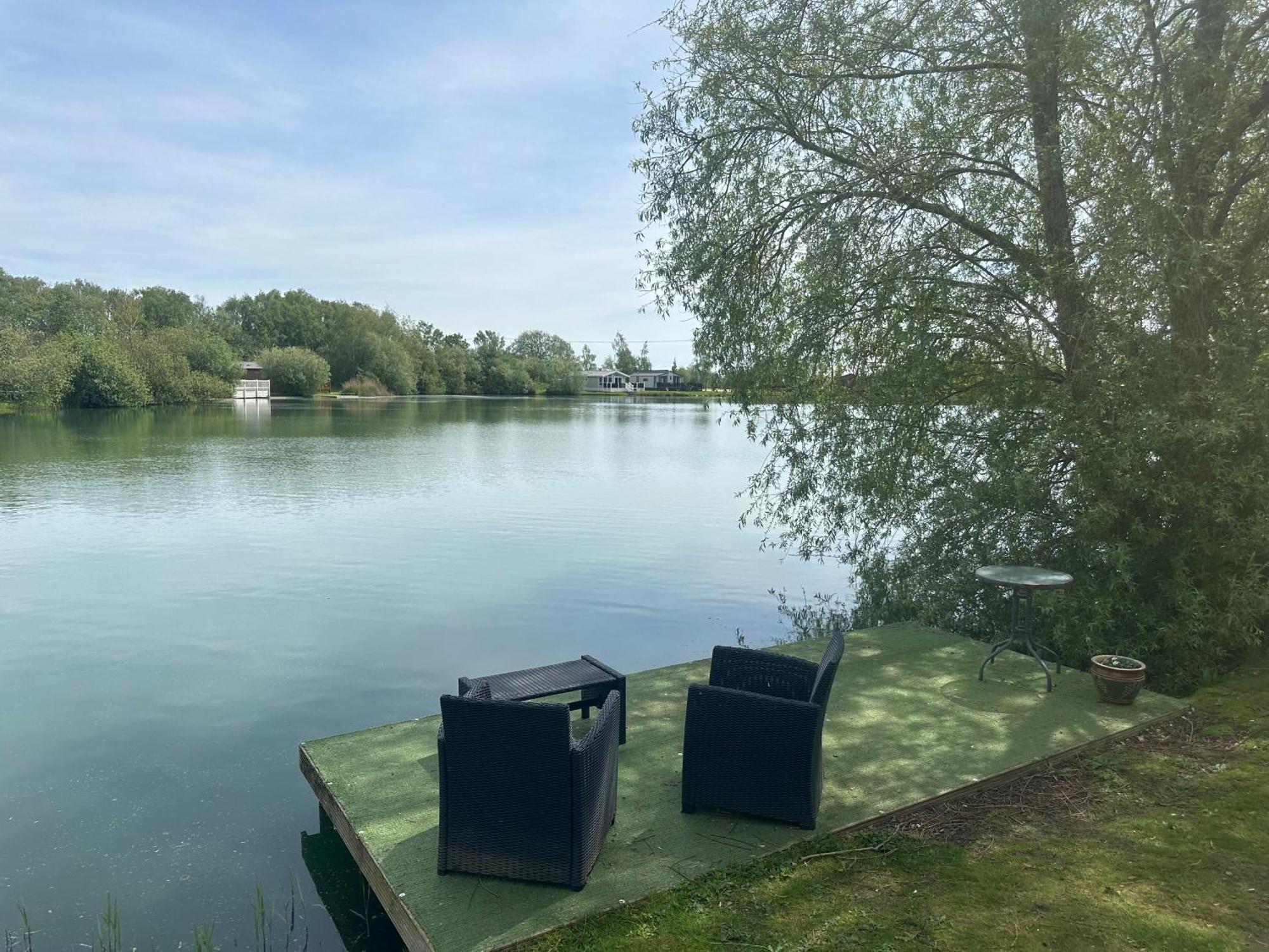 Indulgence Lakeside I2 With Hot Tub, Private Fishing Peg Situated At Lakes Country Park Vakantiehuis *