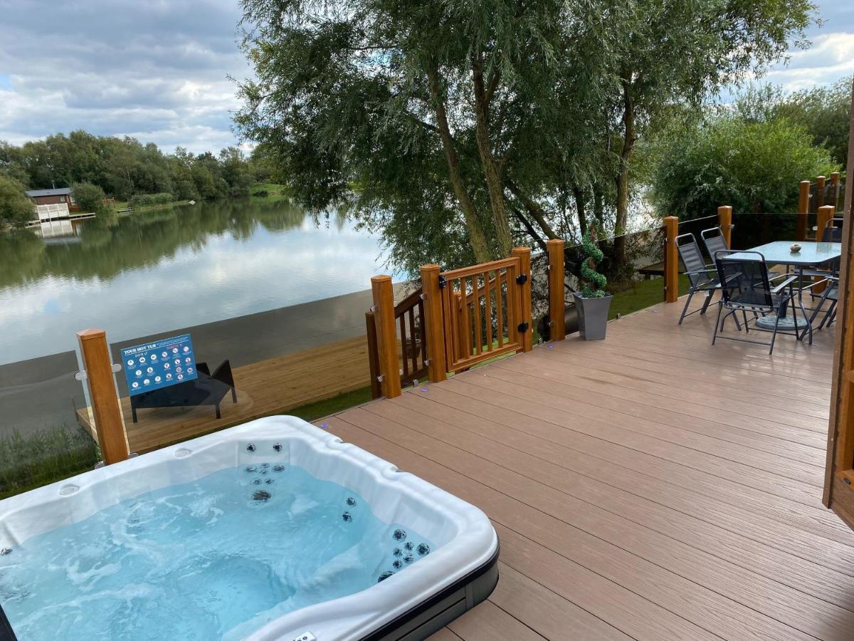 Indulgence Lakeside Lodge: Hot Tub & Private Fishing At Lakes Tattershall