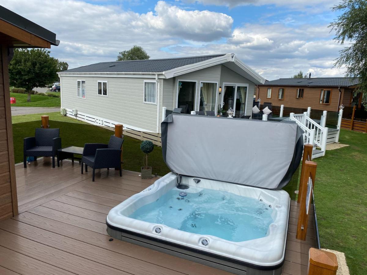 Indulgence Lakeside Lodge: Hot Tub & Private Fishing At Lakes Holiday home *