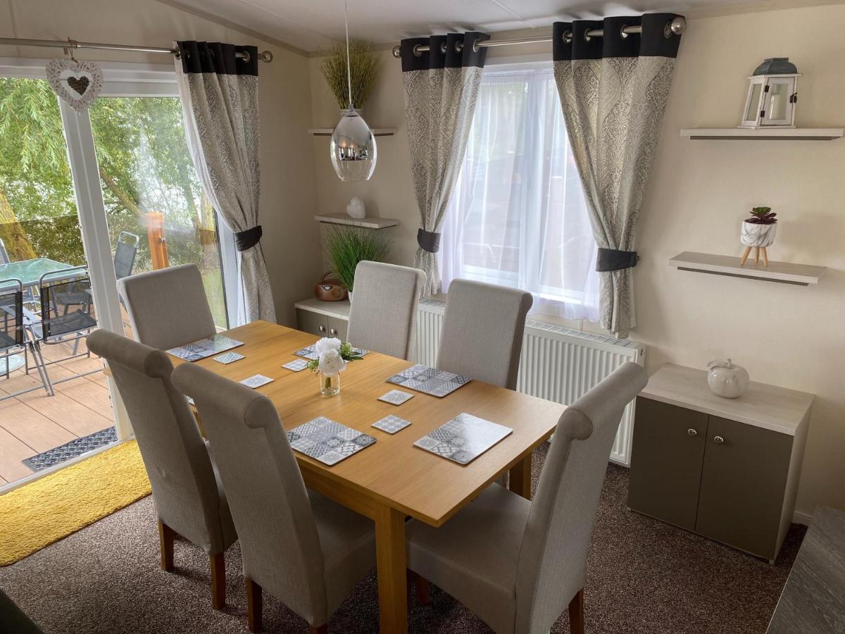 Holiday home Indulgence Lakeside Lodge: Hot Tub & Private Fishing At Lakes
