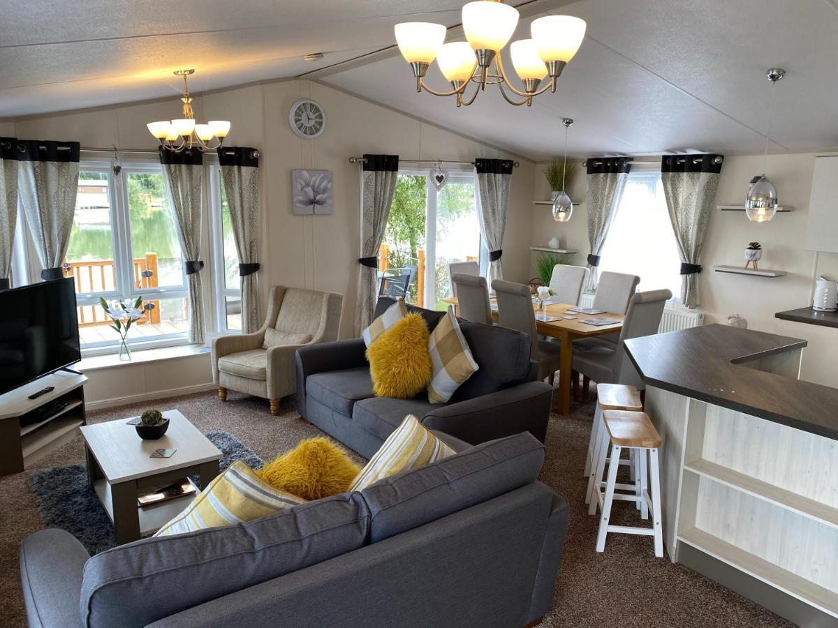 Holiday home Indulgence Lakeside Lodge: Hot Tub & Private Fishing At Lakes