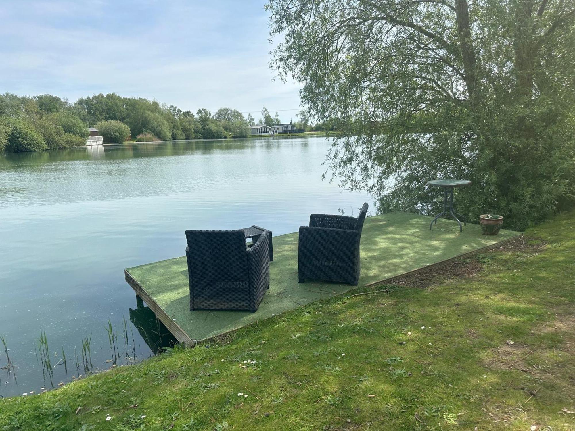 Indulgence Lakeside Lodge: Hot Tub & Private Fishing At Lakes Tattershall